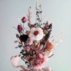 作品✨優雅なボリューム感✨ソラフラワー、薔薇、ドライアンドラ、手染めの銀色ひら麦などを繊細なバランスで美しさを追求したスワッグ　約50cm　ドライフラワー　花束　推し花