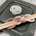 作品【ラメホワイト＆サーモンピンク】水引の箸置きと箸留めのセット（お箸付き）