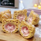 作品①「にゃんこが現れる猫型ダブルシュー(イチゴチョコ)」ミニチュア小物やストラップ・フックピアスに