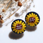 作品🌻ひまわり刺繍のくるみボタンイヤリング🌻