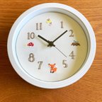 作品森のキツネの時計＊ナチュラルホワイト 電波時計 壁掛け時計 置き時計 刺繍 ナチュラル　