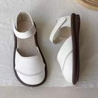 作品新しい サンダルの柔らかい底の革靴
