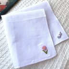 作品⭐︎お花の刺繍　白いハンカチ　1枚　手刺繍　フランス刺繍　プレゼントにも　⭐︎