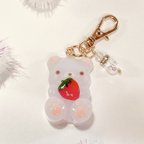 作品❤️送料無料❤️名入れ可　目印チャーム　いちごのくまちゃん　レジンキーホルダー