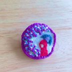 作品紫陽花を見る女の子の刺繍ブローチ