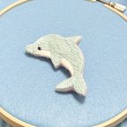 作品イルカの刺繍ブローチ