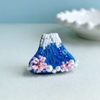 作品富士山 と 桜のミニ ブローチ　ビーズ刺繍　オートクチュール刺繍　手刺繍　日本