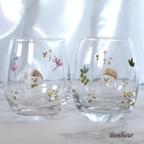 作品ハリネズミと小花が可愛いペアビアグラス　お花畑をお散歩するハリネズミ　コロンとしたグラスのセット