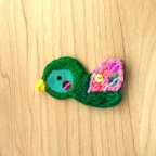 作品ことりちゃんの刺繍ブローチ(緑とピンク)