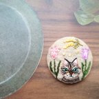 作品刺繍　キジトラ猫さんとチューリップとミモザのSpring　ブローチ／ヘアゴム