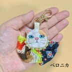 作品【dress up/猫/ベロニカ】刺繍キーホルダー