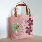 作品ちょこんと可愛いおすましバッグ。上品なピンクに花のビーズ刺繍で華やぐプチバッグ。