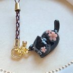 作品淡いブルーのお花を纏った黒猫の根付(茶色の合皮の紐)❉ライトピーチの石付き