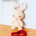 作品★即日発送★fabric&wool★マフラー取り外し可能・ウサギちゃん（ベージュ）立ち姿・約11cm／Mサイズ：ブラウンの小花生地（オーダーのご依頼不可）