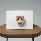 作品つけ襟猫ちゃんの手刺繍ブローチ・茶ハチワレ×イエロー系アイ