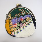 作品クレイジーキルトのがま口　紫の小花のリボン刺繍