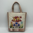 作品アップリケと羊毛刺繍のトートバッグ　(キノコA)