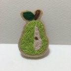 作品洋なしの刺繍ブローチ