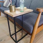 作品アイアン製のサイドテーブル　ラバーウッドオーク風　ソファー　観葉植物　玄関ポーチ　リビング　キャンプ