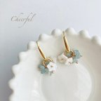 作品シェルの花咲くフックピアス(ミルキーアクアマリン)