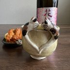 作品【プレゼントに猫陶器】すねこすりがハートになってる黄色のフリーカップ（ノーマルハンドルver） 妖怪陶器