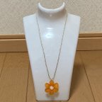 作品【送料無料】シャンパンゴールド×オレンジのお花がカワイイクラッククォーツのネックレス