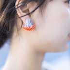 作品カラフルカラーが可愛いイヤリング(ピアス)Anemone(イソギンチャク)ライトグレー✖️オレンジ　タティングレース￥2900