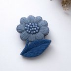 作品▷可憐に咲く花のカタチ ～くすみブルーの手刺繍ブローチ～