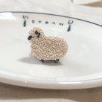 作品ふわふわ羊のめいちゃん刺繍ブローチ