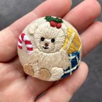 作品お座りクマとプレゼント 刺繍ブローチ クリスマス リネン生地