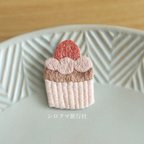 作品カップケーキの刺繍ブローチ（ピンク　イチゴ）