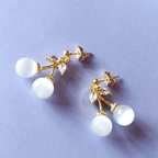 作品【限定】White Cherry 🍒／アクセサリーセット／さくらんぼ／チェリー／ホワイト／上品／シンプル／お揃い／イヤリング変更可／40cmネックレス／2点セット