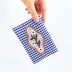 作品お花刺繍がポイントのふたつきダブルポケットのポケットティッシュケース(ギンガムブルー)