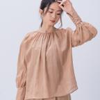 作品Brown long sleeve gathered blouse is made of 100% ramie and comes with an inner cotton camisole