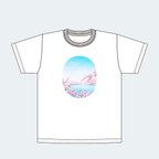 作品【春限定】満開の桜と、スワンボートが浮かぶ湖を描いた、キッズTシャツ