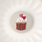 作品★セット割実施中★ハートのカップケーキの刺繍ブローチ