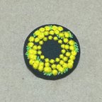 作品ミモザの花リース刺繍入りくるみボタン38mm黒/ヘアゴム・ピンバッジ・キーバッグリング アカシア