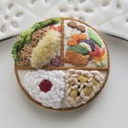 作品【再販】【秋の彩り弁当】刺繍 ブローチ/キーホルダー (茶)