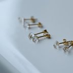 作品クォーツ (水晶) ミニピアス 原石 鉱物 天然石 シンプル 仕事 オフィス 通勤 小さい アクセサリー パワーストーン (No.2354)