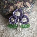 作品ビーズ刺繍のブローチ（紫色の花）