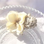 作品【一点物】お花のポニーフック〜White×Gray〜  くすみカラー　春アクセサリー　グレー　ビジュー