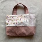 作品ベル柄刺繍入りミニバッグ