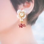 作品まるいお花と赤い金魚のピアス/イヤリング(K１６GPピアス/K１６GPイヤリング)