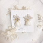 作品白い薔薇と白いお花ビーズの可愛いイヤリングピアス　プリザーブドフラワー　レジンアクセサリー　joie  ウエディング