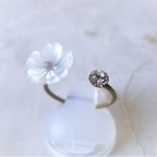 作品天然石 ホワイトシェル、お花の指輪 桜