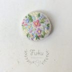 作品ランダムフラワーS　刺繍くるみボタン　ヘアゴムorブローチ〈大きさ：29mm〉