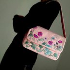 作品上品な大人かわいいがこれひとつ。ポピーの花モチーフ。ピンクのインドシルク。ビーズ刺繍バッグ。