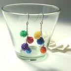 作品[かぎ針編み] 虹色 編み玉ピアス