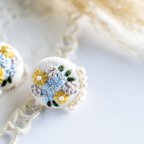 作品再販　溢れる小花＊刺繍イヤリング/ピアス　ホワイト　くるみボタン　リネン　