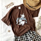 作品【５月下旬発送】Goat is cute Tシャツ（チョコ）｜子やぎは可愛い〔動物シリーズ〕